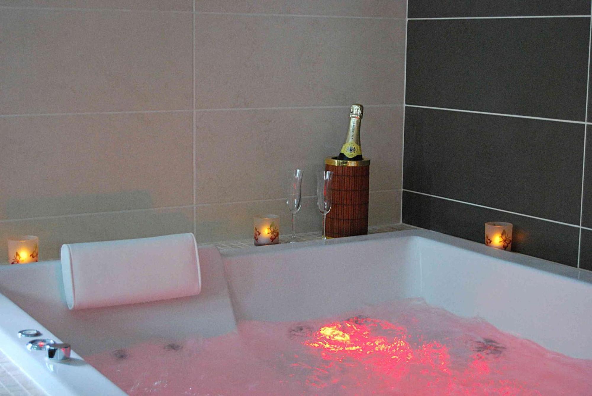 Le Clos Des Tilleuls D Day Home, Chambres D'Hotes, Suite Avec Sauna Privatif, Suite Avec Balneotherapie Privative, En Supplement Option Spa Bain A Remous La Vendelee Luaran gambar