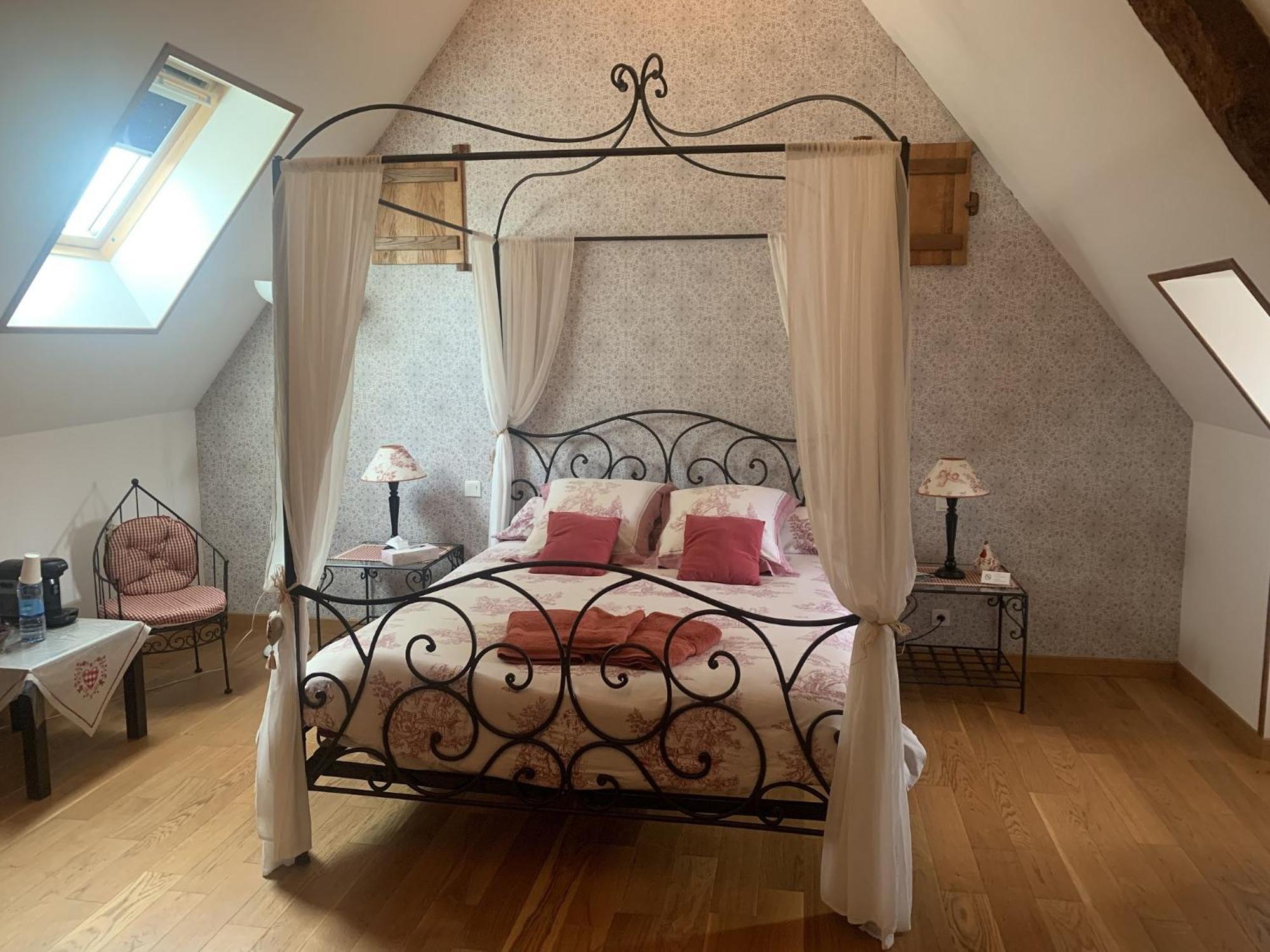 Le Clos Des Tilleuls D Day Home, Chambres D'Hotes, Suite Avec Sauna Privatif, Suite Avec Balneotherapie Privative, En Supplement Option Spa Bain A Remous La Vendelee Luaran gambar