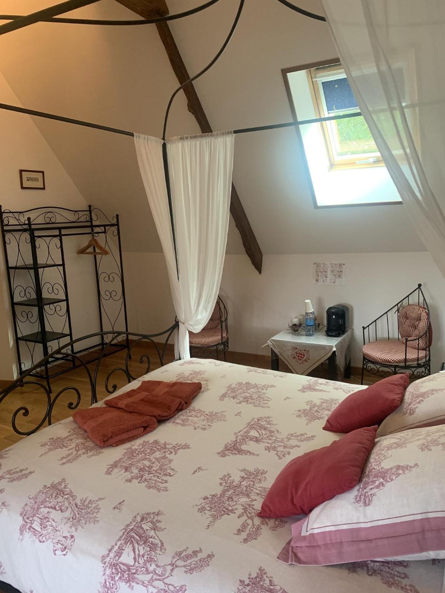 Le Clos Des Tilleuls D Day Home, Chambres D'Hotes, Suite Avec Sauna Privatif, Suite Avec Balneotherapie Privative, En Supplement Option Spa Bain A Remous La Vendelee Luaran gambar